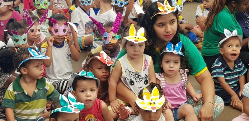 Prefeitura entrega ovos de Páscoa e faz a alegria das crianças.